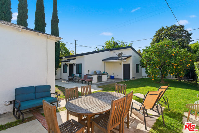 611 N Buena Vista Street, Burbank CA: https://media.crmls.org/mediaz/cdc9e1a5-5d13-4a17-9fbb-23925294b4f3.jpg