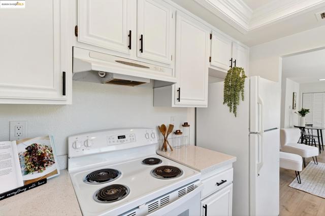 221 Village Pl, Martinez CA: https://media.crmls.org/mediaz/cdca1358-869e-4a1b-85c0-0c42968aedb3.jpg