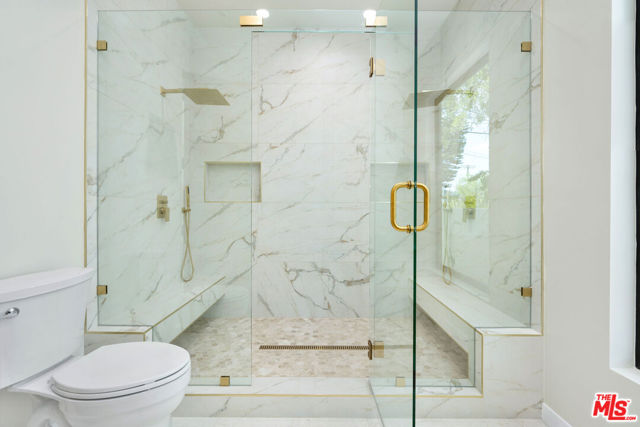 17510 Miranda Street, Encino CA: https://media.crmls.org/mediaz/cdca20b9-8dda-4139-8ddd-465096b00d43.jpg