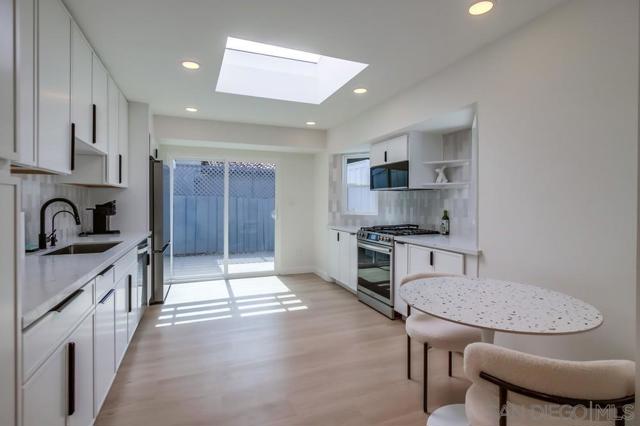 8457 Paseo Del Ocaso, La Jolla CA: https://media.crmls.org/mediaz/cdca5b06-1dad-4b55-bd89-8a7bc13608d4.jpg