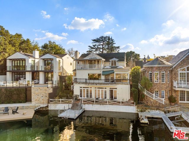 10037 Valley Spring Lane, Toluca Lake CA: https://media.crmls.org/mediaz/cdca9ea1-e583-4d1a-8803-fc7a7862cf74.jpg