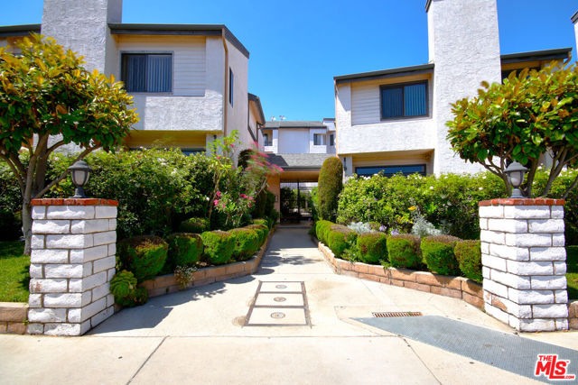 11911 Magnolia Boulevard, Valley Village CA: https://media.crmls.org/mediaz/cdcaf745-009b-49bc-8727-dda8530c05df.jpg