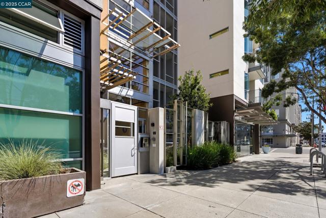 200 2nd St, Oakland CA: https://media.crmls.org/mediaz/cdcd622d-e876-476d-b054-6b62c3de2c28.jpg