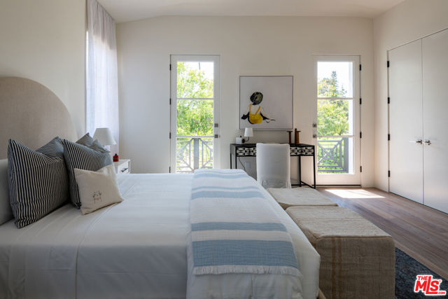 526 N Plymouth Boulevard, Los Angeles CA: https://media.crmls.org/mediaz/cdcf0c06-6cc1-43f9-8721-89c0e94bb47e.jpg