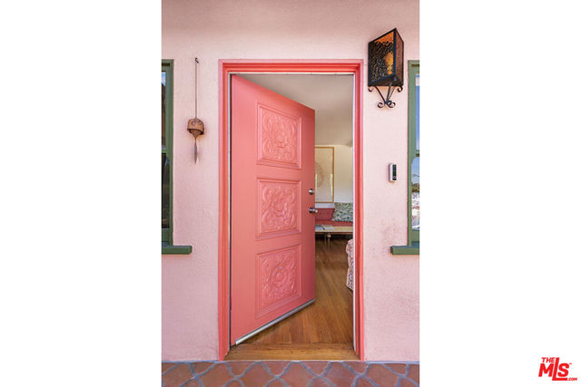 6196 Oak Crest Way, Los Angeles CA: https://media.crmls.org/mediaz/cdcf729d-1d8f-4de0-aa31-5912b1f5cba5.jpg