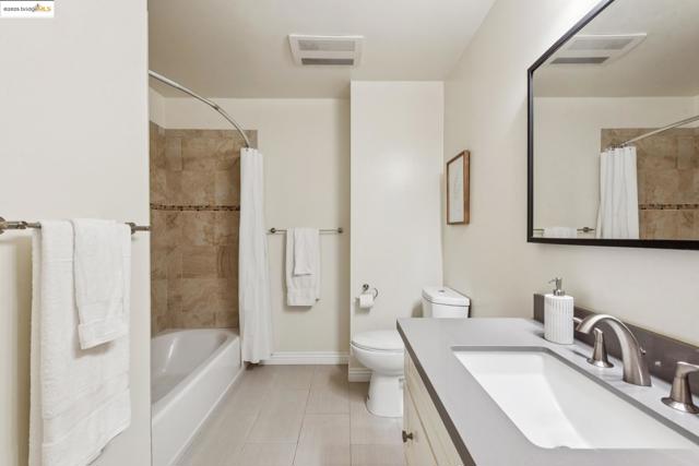 85 Vernon St, Oakland CA: https://media.crmls.org/mediaz/cdd0a979-3027-4f72-8c7d-3c661eb96ea3.jpg