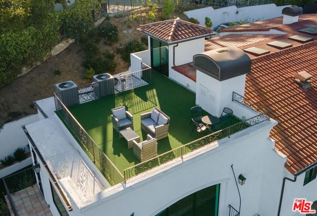 4733 Bonvue Avenue, Los Angeles CA: https://media.crmls.org/mediaz/cdd15fdc-12eb-4302-9328-b7559cf11795.jpg