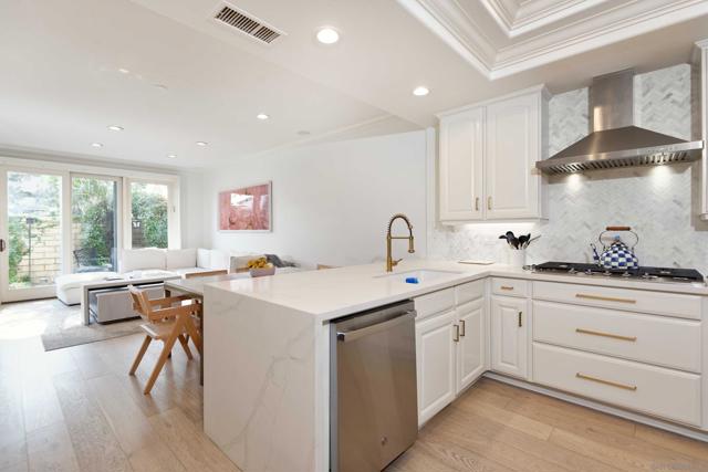 1329 Caminito Balada, La Jolla CA: https://media.crmls.org/mediaz/cdd1785c-4003-4400-b15b-754832cab9b3.jpg