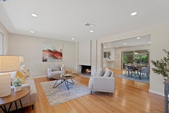 2371 Mallard Dr, Walnut Creek CA: https://media.crmls.org/mediaz/cdd1ab52-db49-4185-b583-f7bf8a6420f1.jpg