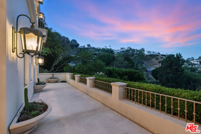 1675 Woods Drive, Los Angeles CA: https://media.crmls.org/mediaz/cdd1ec6f-cd6e-4870-999d-3018175cad83.jpg