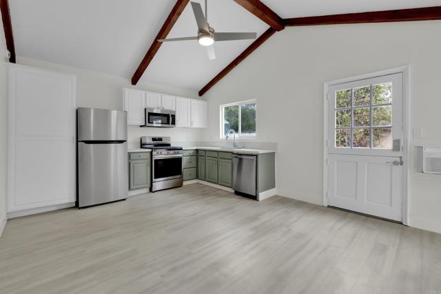 393 Date Avenue, Carlsbad CA: https://media.crmls.org/mediaz/cdd22d8a-3a39-45b3-99d5-d31dd705e187.jpg