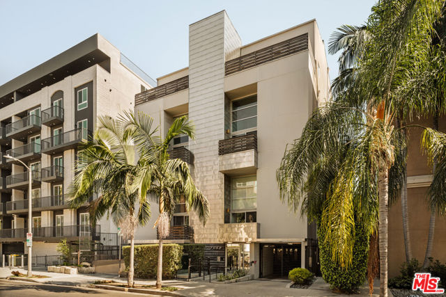 7062 Hawthorn Avenue, Los Angeles CA: https://media.crmls.org/mediaz/cdd2c70f-1569-454b-af8a-de9bc21dccb4.jpg