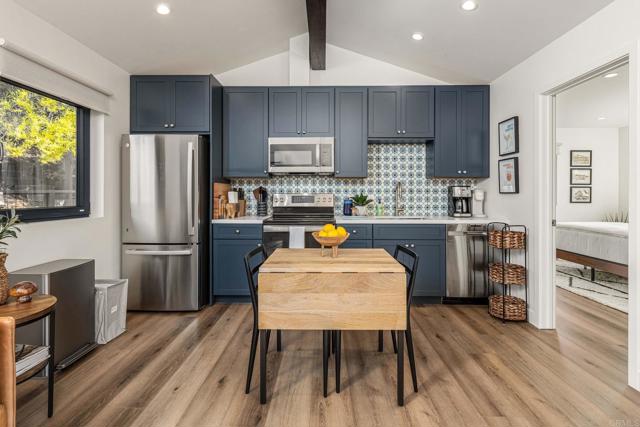 Detail Gallery Image 4 of 39 For 2087 via Ladeta, La Jolla,  CA 92037 - 2 Beds | 2 Baths