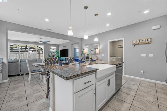 1589 Friendly St, Manteca CA: https://media.crmls.org/mediaz/cdd2f82a-19fa-439e-bab6-19ed5904bea9.jpg