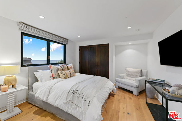 24146 Malibu Road, Malibu CA: https://media.crmls.org/mediaz/cdd35d35-9cc7-4703-8cc4-76473e02c641.jpg