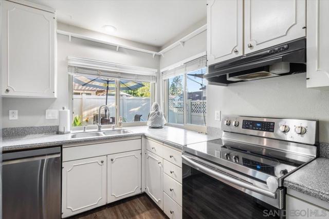 220 Eveningside Gln, Escondido CA: https://media.crmls.org/mediaz/cdd391f1-2ada-4ff5-b7c2-3c86ad591b18.jpg
