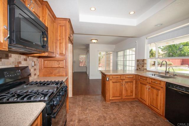 Detail Gallery Image 17 of 50 For 344 via Del Astro, Oceanside,  CA 92057 - 4 Beds | 2/1 Baths