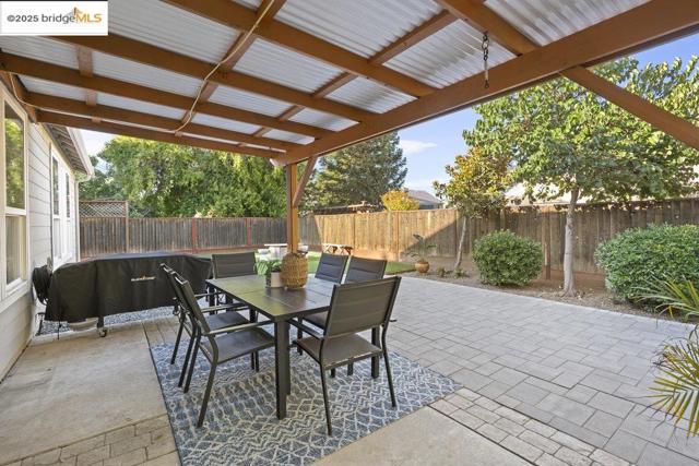 1030 Orchid Dr, Brentwood CA: https://media.crmls.org/mediaz/cdd45e11-ba4a-4f7a-ba99-3cb3f57ca511.jpg
