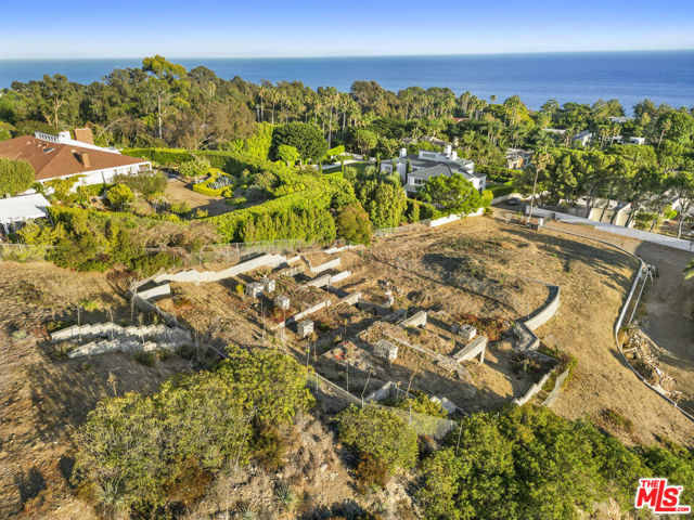 27061 Sea Vista Drive, Malibu CA: https://media.crmls.org/mediaz/cdd4b0fc-94bc-49f8-967d-a3a4784074e2.jpg