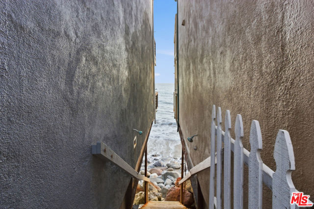 20456 Pacific Coast Highway, Malibu CA: https://media.crmls.org/mediaz/cdd4e406-3b6b-4cb6-a2b9-a67e1c7e6428.jpg