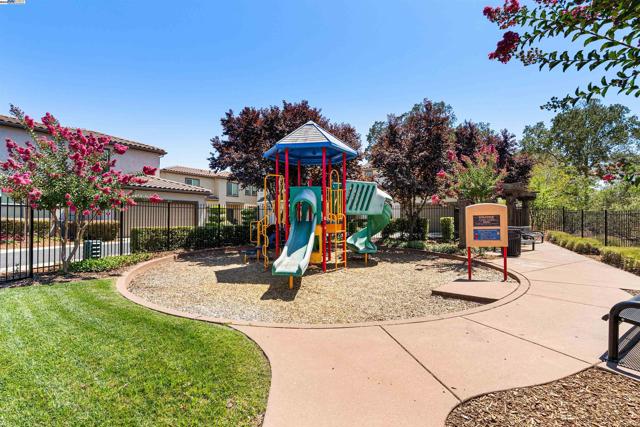 6505 Brando Loop, Fair Oaks CA: https://media.crmls.org/mediaz/cdd53758-0f09-4132-a185-3a2ee8184320.jpg