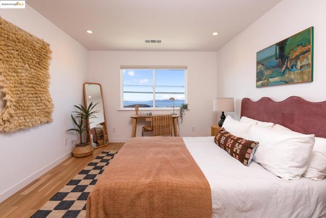 207 Cambridge Ave, Kensington CA: https://media.crmls.org/mediaz/cdd6034e-137d-4381-8374-6911abb4feb1.jpg