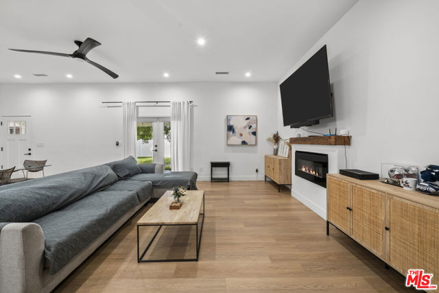 5656 Penfield Avenue, Woodland Hills CA: https://media.crmls.org/mediaz/cdd63903-eeb0-4c82-8c42-ca930102e642.jpg