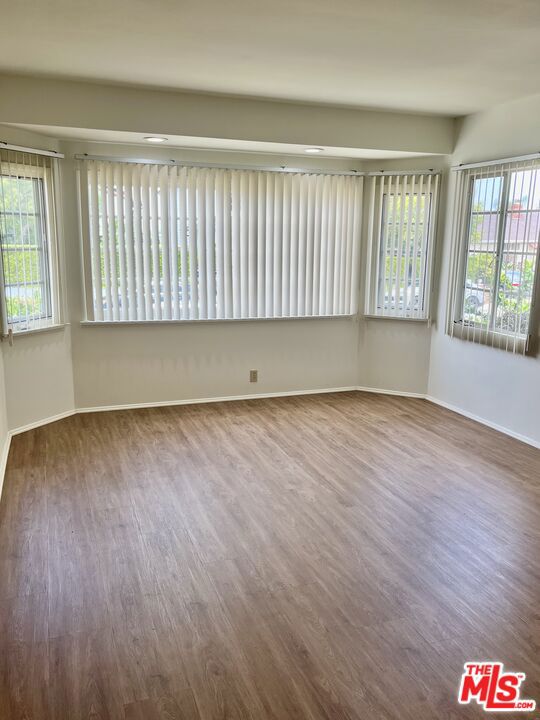 3331 Inglewood Boulevard, Los Angeles CA: https://media.crmls.org/mediaz/cdd67e0d-386f-4020-94c2-c5b01bfb7c26.jpg