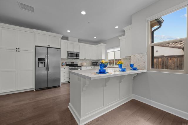 1779 Foothill View Place, Escondido CA: https://media.crmls.org/mediaz/cdd69f73-43b3-4d9d-b89d-b5a53bd8630a.jpg