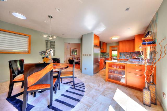 6291 Calle Fuego, Pleasanton CA: https://media.crmls.org/mediaz/cdd6b52f-d490-4459-8878-aafa571aa51c.jpg