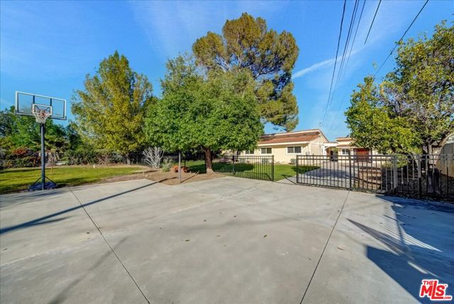 9844 Noble Avenue photo 3