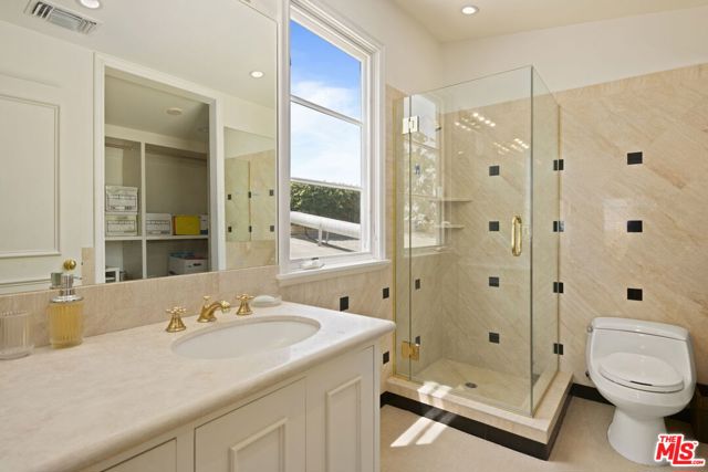 1634 Gilcrest Drive, Beverly Hills CA: https://media.crmls.org/mediaz/cdd739db-b434-4fb2-b7f0-d164f3388c58.jpg