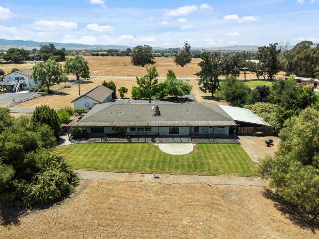 307 Mansfield Road, Hollister CA: https://media.crmls.org/mediaz/cdd74b0d-4cbc-455e-8f84-d28006615707.jpg