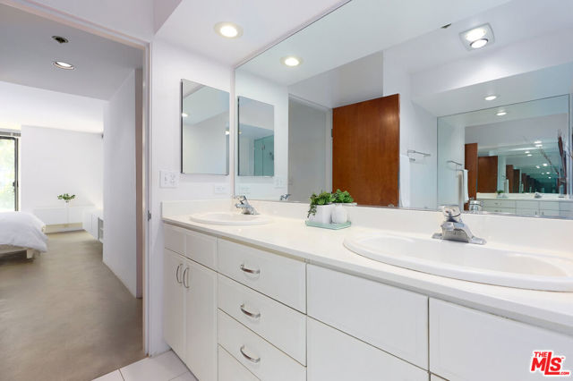 2960 Neilson Way, Santa Monica, California 90405, 2 Bedrooms Bedrooms, ,2 BathroomsBathrooms,Condominium,For Sale,Neilson,24395097