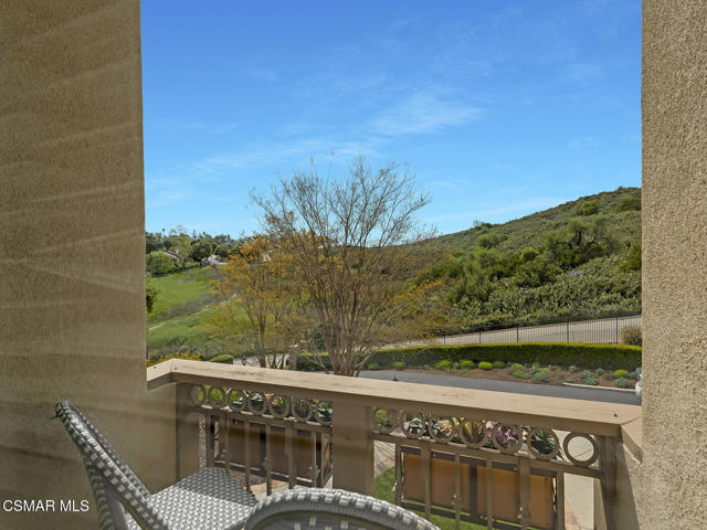 331 Briar Bluff Circle, Thousand Oaks CA: https://media.crmls.org/mediaz/cdd86928-e6d1-47f9-ba2b-f89dda8252ba.jpg