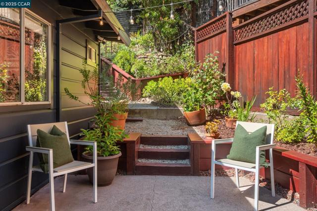 6653 Banning Dr, Oakland CA: https://media.crmls.org/mediaz/cdd8d21a-ea37-48eb-908d-709b416311f0.jpg