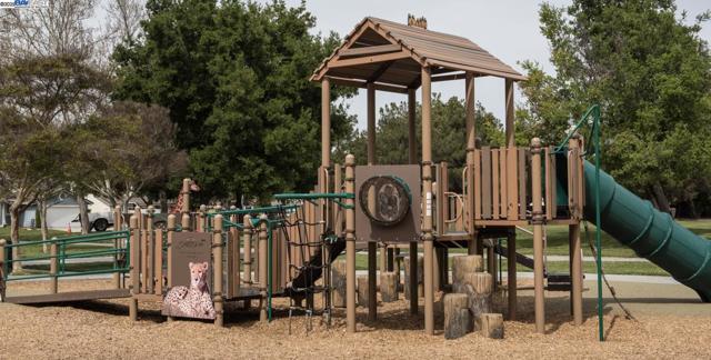 291 Tradewinds Dr, San Jose CA: https://media.crmls.org/mediaz/cdd8dc8b-6cfe-475e-95f5-a8d602b205e2.jpg