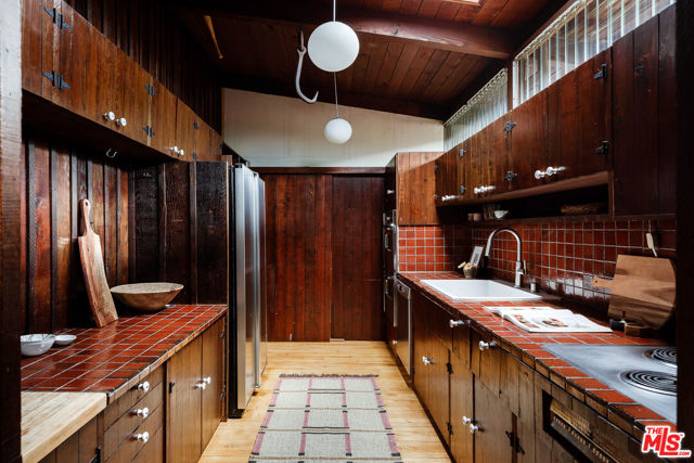 10412 Hebron Lane, Los Angeles CA: https://media.crmls.org/mediaz/cdd9503f-07e1-40cb-8076-43ae51e06797.jpg