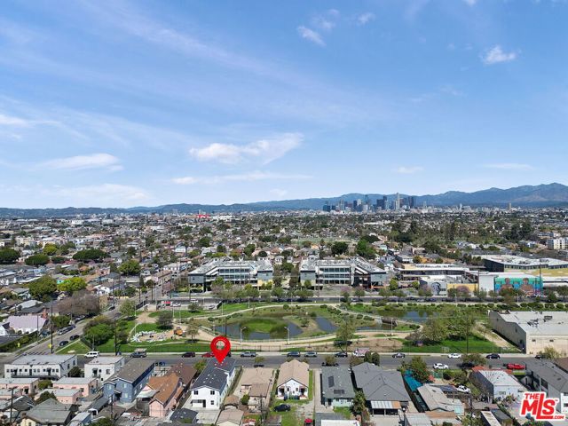 320 E 55th Street, Los Angeles CA: https://media.crmls.org/mediaz/cdd98935-2556-4d32-856b-80bed46c922a.jpg