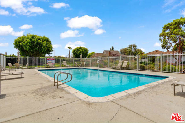 16951 Canyon Lane, Huntington Beach CA: https://media.crmls.org/mediaz/cdda5760-b970-4130-bba5-99b8b9191891.jpg
