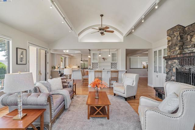 530 Oakshire Pl, Alamo CA: https://media.crmls.org/mediaz/cdda5c2a-e1bd-4ce1-8427-93699356de28.jpg