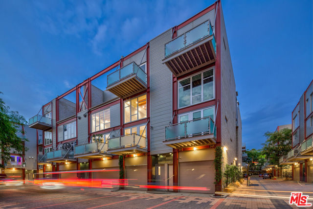 3450 Cahuenga Boulevard, Los Angeles CA: https://media.crmls.org/mediaz/cddb333e-53d4-4b4a-b2b7-9bbdfc1251fa.jpg