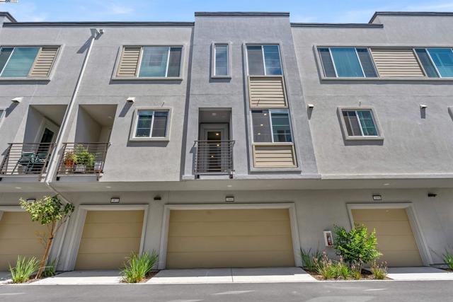 2866 Crusader st, Alameda CA: https://media.crmls.org/mediaz/cddb6146-bcbd-4904-87c7-0e56ad4c7bb8.jpg