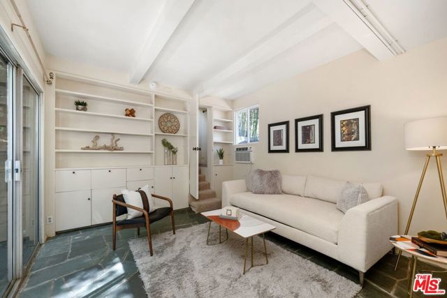 10431 Seabury Lane, Los Angeles CA: https://media.crmls.org/mediaz/cddc12cf-e4e6-4a7c-8792-946e181dc4df.jpg