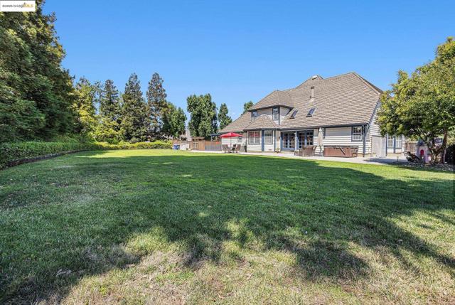 15 Madeira Ct, Oakley CA: https://media.crmls.org/mediaz/cddc3b71-b387-4f22-b971-f48725119ade.jpg