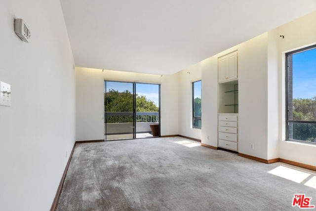 1220 Roxbury Drive, Los Angeles CA: https://media.crmls.org/mediaz/cddc961c-6a6b-4ffc-a9fb-5da0779c22e4.jpg