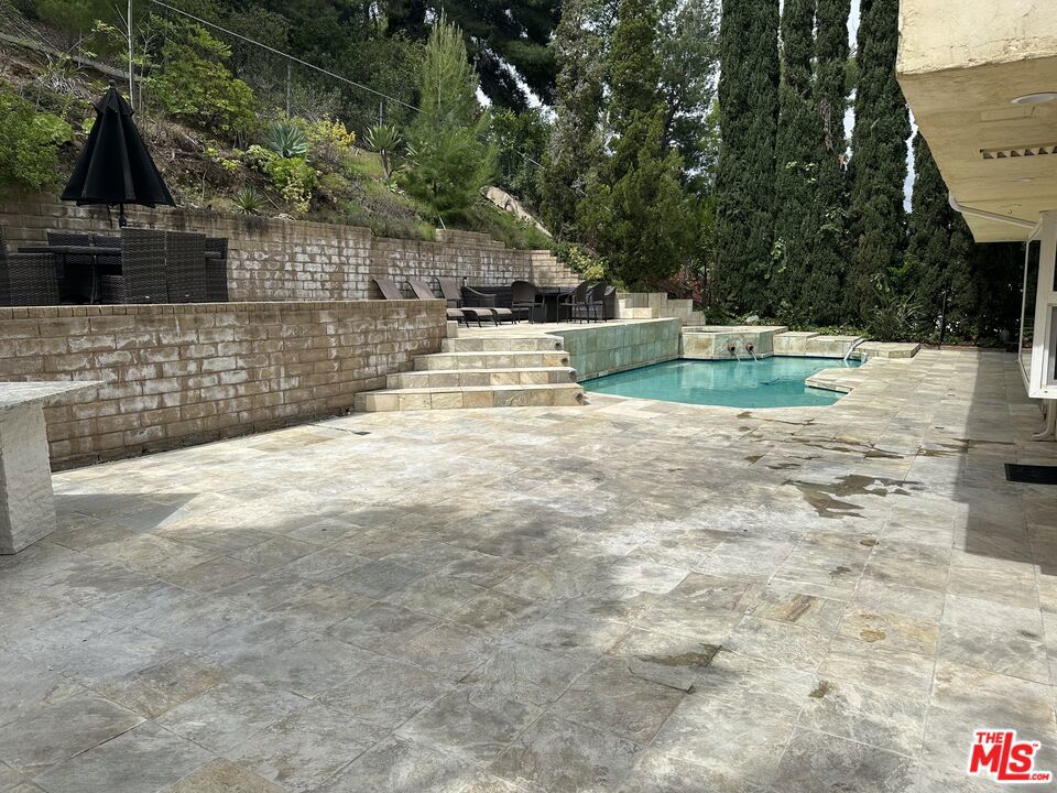 https://media.crmls.org/mediaz/cddcf8b7-dd5f-4389-93a2-88a4810f5c03.jpg?preset=X-Large