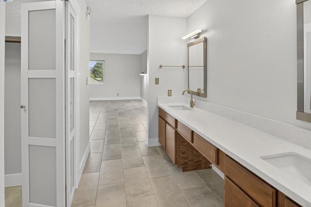 400 Davis St, San Leandro CA: https://media.crmls.org/mediaz/cddd2485-13fa-4359-a1fc-69ca59505e17.jpg