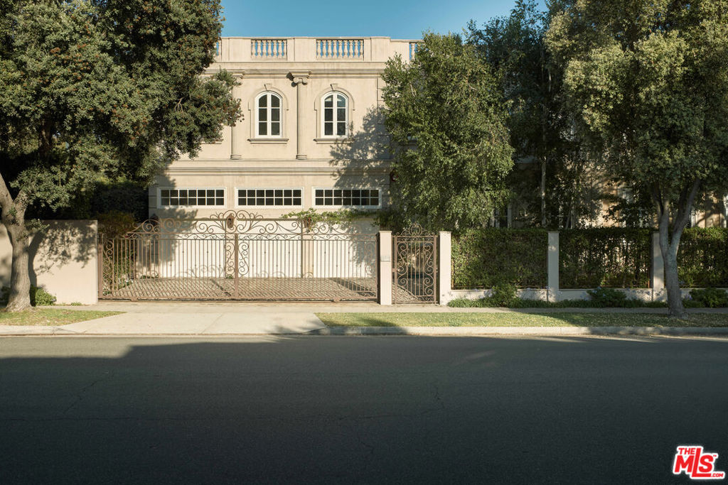 https://media.crmls.org/mediaz/cddd32d8-0fab-4020-9759-916afcb92f66.jpg?preset=X-Large