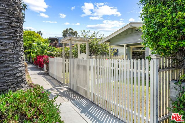839 Milwood Avenue, Venice CA: https://media.crmls.org/mediaz/cddd62da-ebf0-4896-a4be-a93d71b8c838.jpg